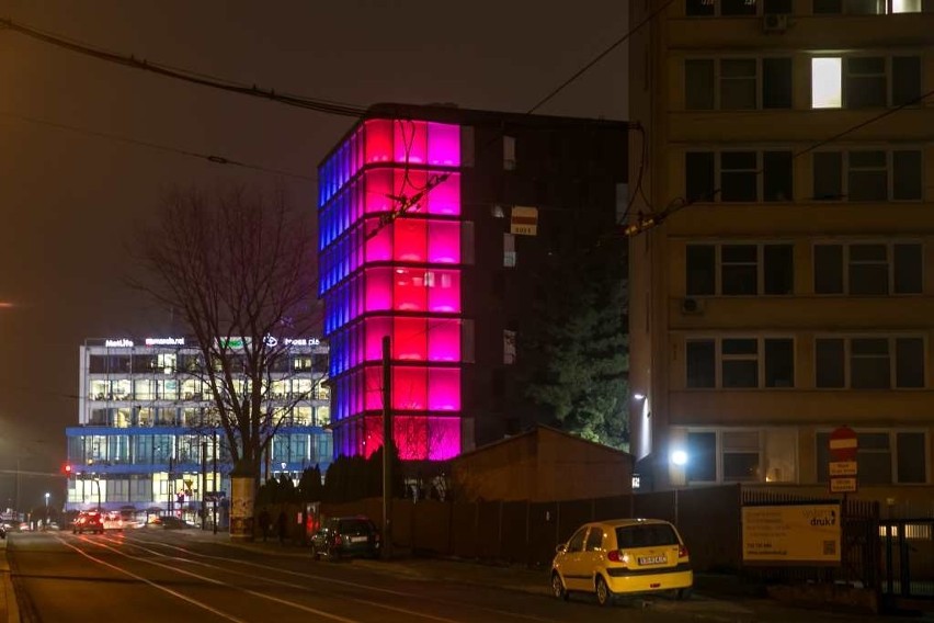 Kraków. Świecący biurowiec przy ul. Wadowickiej [ZDJĘCIA]