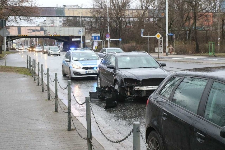 Stłuczka na Grabiszyńskiej i pościg za pijanym kierowcą