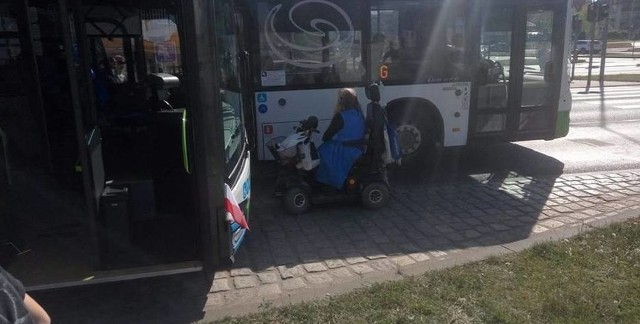 Pani Bogusia, zwana w Szczecinie Balbiną, nie będzie mogła wjeżdżać skuterem elektrycznym do autobusów i tramwajów