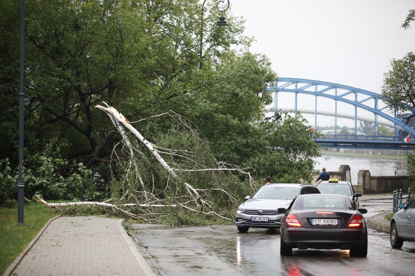 Kraków. Miasto po pogodowym armagedonie. Pozrywane dachy, drzewa "wyrywało z korzeniami" Było bardzo niebezpiecznie!