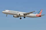 Problemy gastryczne pasażera opóźniły lot samolotu linii American Airlines