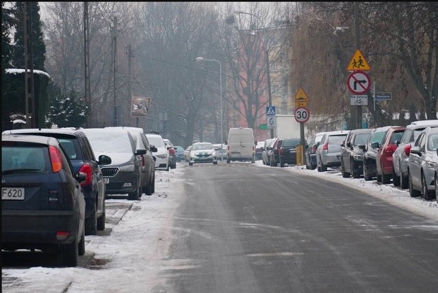 Chodniki po obu stronach Swobody są zastawione samochodami