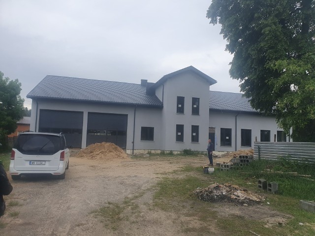 Budynek strażnicy i świetlicy w Suchej w gminie Białobrzegi ma już elewację, trwają prace przy instalacjach.