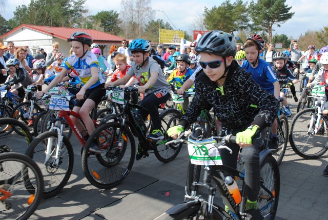 Już po raz trzeci rozegrany został maraton rowerowy „Syngenta Koronowo Challenge.”  Do udziału w tej imprezie zapisało się 840 zawodników, nie tylko z woj. kujawsko-pomorskiego. Start i meta były w Pieczyskach na ul. Warszawskich. W centrum zabrakło miejsc dla aut przyjezdnych uczestników imprezy.  Najdłuższy dystans - 83 km i średni - 42 km prowadził wokół Zalewu Koronowskiego. Rodzinny liczył 14 km. Dla najmłodszych trasy były oczywiście  krótsze.  Dzieci startowały  w trzech kategoriach wiekowych: 3-5 lat, 6-8 lat i 9-11  lat. O dobrą organizację  imprezy zadbali współorganizatorzy maratonu,  w tym również koronowski ratusz.  Każdy uczestnik otrzymał medal, wręczał je m.in. burmistrz Koronowa. Każdy z zawodników na trasie dawał z siebie wszystko... Wideo: Info z Polski 26.04.2018