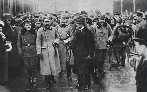 Powitanie Józefa Piłsudskiego na Dworcu Wiedeńskim w Warszawie 12.XI.1916. Z lewej Tadeusz Piskor, z prawej Janusz Głuchowski