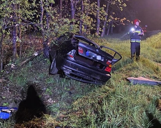 W nocy z soboty na niedzielę dwa zastępy straży pożarnej musiały pędzić do Cierpic, aby pomóc kierowcy BMW, który pędząc zbyt szybko, stracił panowanie nad samochodem i wpadł do przydrożnego rowu.