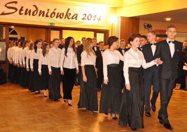 Tradycyjny polonez w wykonaniu 36 uczniów I LO w Końskich rozpoczął sobotnią studniówkę. W pierwszej parze Aneta Szproch i Piotr Mazur