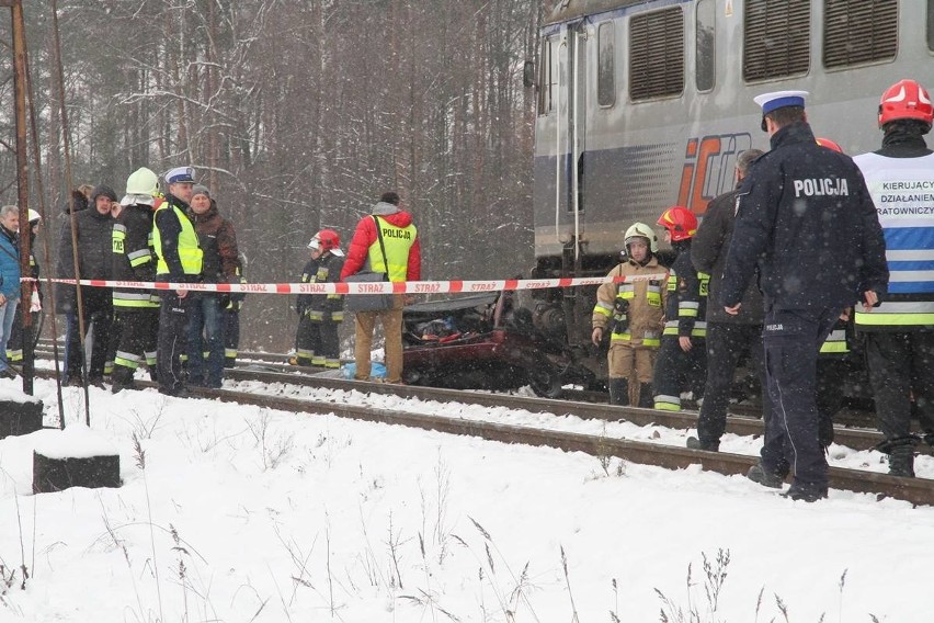 Tragiczny wypadek na przejeździe kolejowym w gminie Sobków. Nie żyją dwie osoby