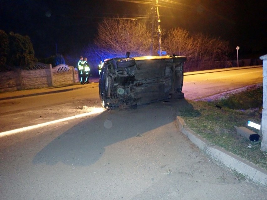 Pijany kierowca wjechał w ogrodzenie i wywrócił samochód w...