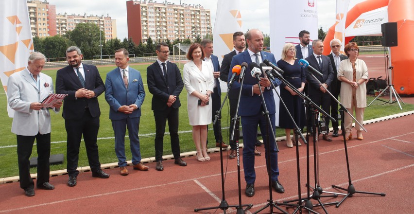 Umowa podpisana. Będzie budowa stadionu lekkoatletycznego w Rzeszowie [ZDJĘCIA]