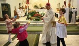 Biskup Marian Florczyk w kościele w Kielcach - Dyminach obficie pokropił wiernych wodą święconą, a dzieci zrewanżowały się lejąc wodą