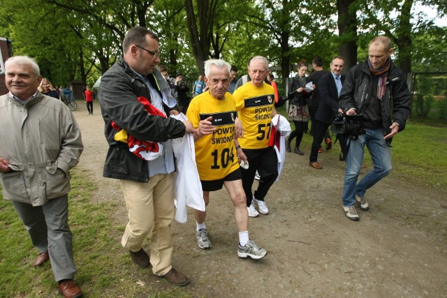 105-letni Stanisław Kowalski imponuje dobrym samopoczuciem i znakomitą kondycją fizyczną. Na koncie ma kilka rekordów w swojej grupie wiekowej i odgraża się, że to jeszcze nie wszystkie