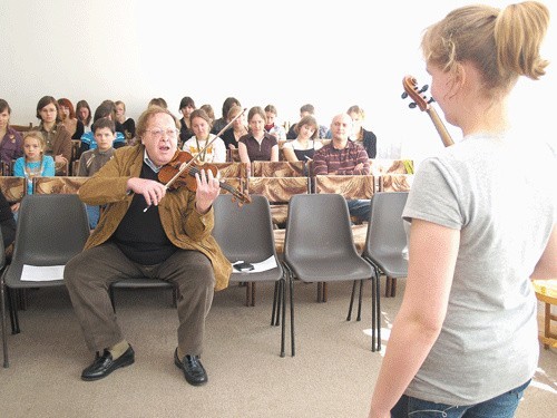Grigori Zhislin w czasie zajęć w koszalińskiej szkole muzycznej zdradzał uczniom tajniki swojego kusztu. 