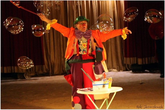 Dzieci podczas występów bawić będzie m.in. clown Mr. Fantik.