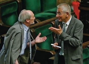 Poseł PiS Antoni Macierewicz i poseł niezrzeszony Ludwik Dorn podczas wczorajszej debaty w Sejmie Fot. Radek Pietruszka