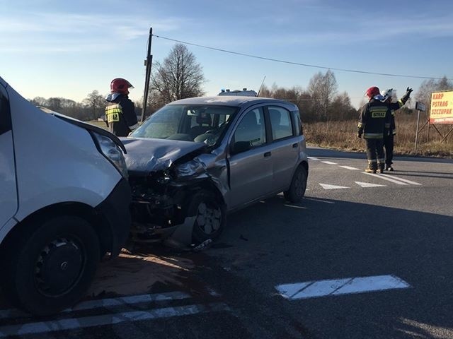 Kolizja w Oksie. Na skrzyżowaniu zderzyły się opel i fiat