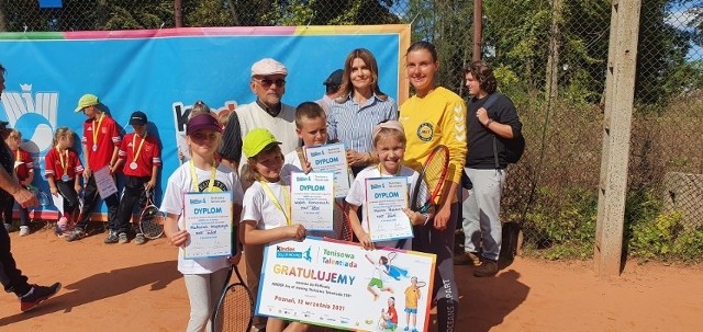 Ryszard Kaliński w otoczeniu młodych tenisistów