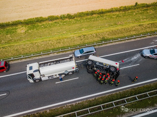 Na A4 w kierunku Wrocławia, przed bramkami przewróciła się cysterna z paliwem. Samochód ciężarowy ciągnął przyczepę z cysterny i to właśnie ona przewróciła się na bok. Są dwa zablokowane pasy. Ruch się odbywa pasem awaryjnym.