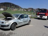 Cieniawa. Pożar samochodu osobowego na sklepowym parkingu