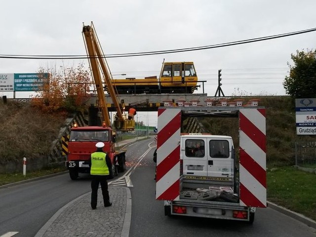W Dolnej Grupie koło Świecia na Drodze Krajowej nr 91 samochód ciężarowy przewożący konstrukcje stalowe uszkodził wiadukt kolejowy.