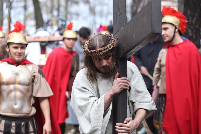 Chwalebne Misterium Męki Pańskiej w Piekarach Śląskich: Od sądu po ukrzyżowanie - ostatni akt 