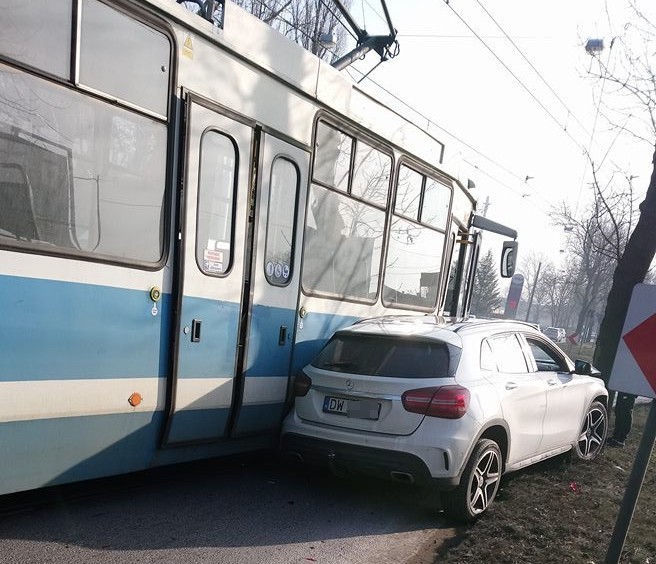 Mercedes wjechał pod tramwaj na Krakowskiej  