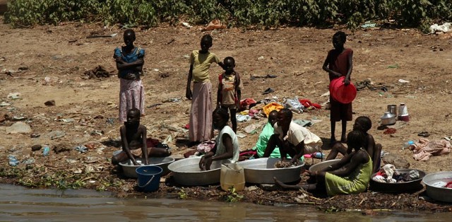 Taki widok można zobaczyć, podróżując barką po Nilu w Sudanie Południowym.