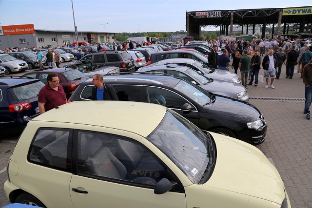 Tylko w ubiegłym roku do Polski sprowadzono prawie milion używanych samochodów, co oznacza, że nawet w 800 tysiącach z nich nieuczciwi sprzedawcy cofali liczniki.