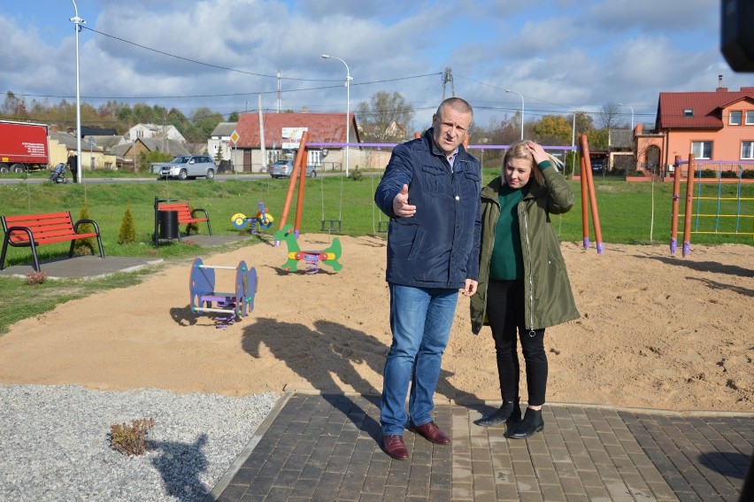 W centrum Kunowa powstał skwer do zabawy i relaksu [ZDJĘCIA]