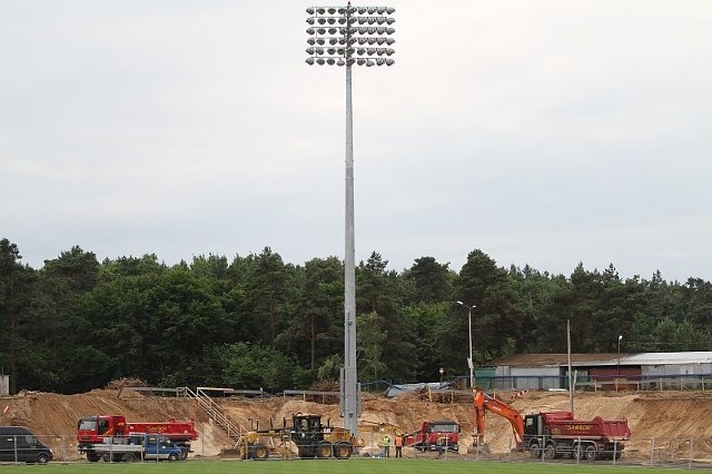 Wczoraj na budowie stadionu koparka wyciągnęła z ziemi ogromną bombę. Pociskiem zajęli się saperzy.