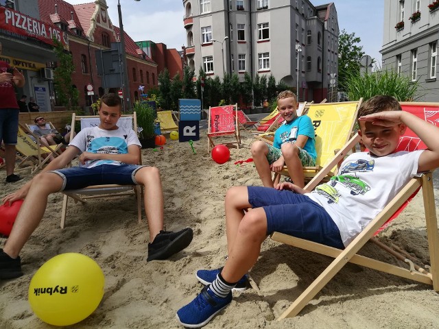 Plaża w centrum Rybnika! Piach, leżaczki i zimne napoje... prawie jak nad morzem! Świetna atrakcja na Dni Rybnika