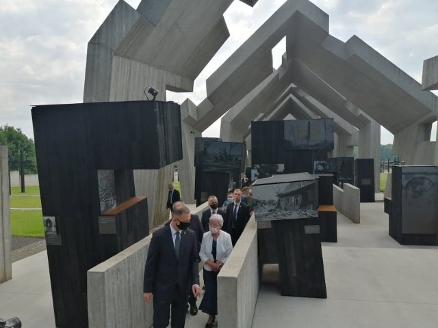 Prezydent Andrzej Duda zwiedza mauzoleum w Michniowie z ocaloną z pacyfikacji Marianną Wikło.