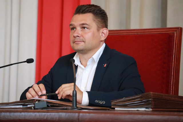 Publiczna sugestia radnego PiS Sebastiana Bulaka, wedle której przewodniczący Rady Miejskiej Łodzi Marcin Gołaszewski (KO) łamie prawo zasiadając w dwóch radach nadzorczych samorządowych spółek, wystarczyła, by zrezygnował z członkostwa w jednej z rad.