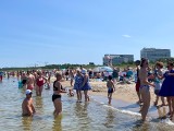 Prawdziwe tłumy w Świnoujściu. Turyści wypełnili plażę po brzegi w upalny weekend [ZDJĘCIA]