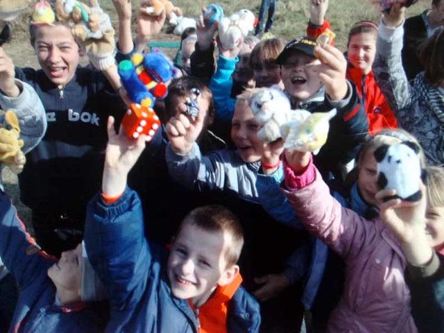 Worki zabawek, przybory szkolne i gry dla dzieci &#8211; takie prezenty podarowali w sobotę białostoccy urzędnicy dzieciom mieszkającym w blokach socjalnych przy ulicy Dojnowskiej.