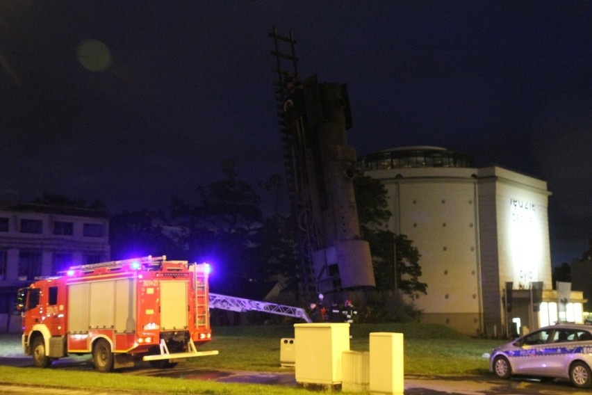 Desperat na lokomotywie na pl. Strzegomskim. Groził, że skoczy