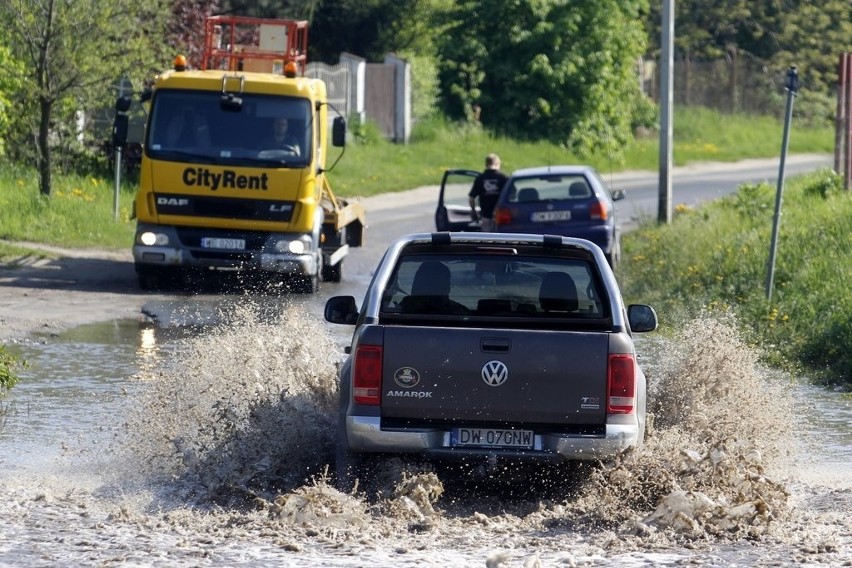 Wrocław: Zalewa drogę. Kierowcy muszą uważać (ZDJĘCIA)