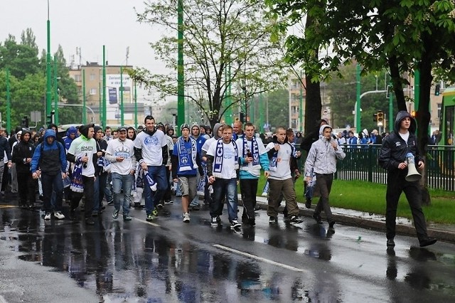 Na mecz Lecha z Widzewem wybrało się ponad 20 tysięcy kibiców. Wielu z nich szło na stadion przy Bułgarskiej w zwartych grupach