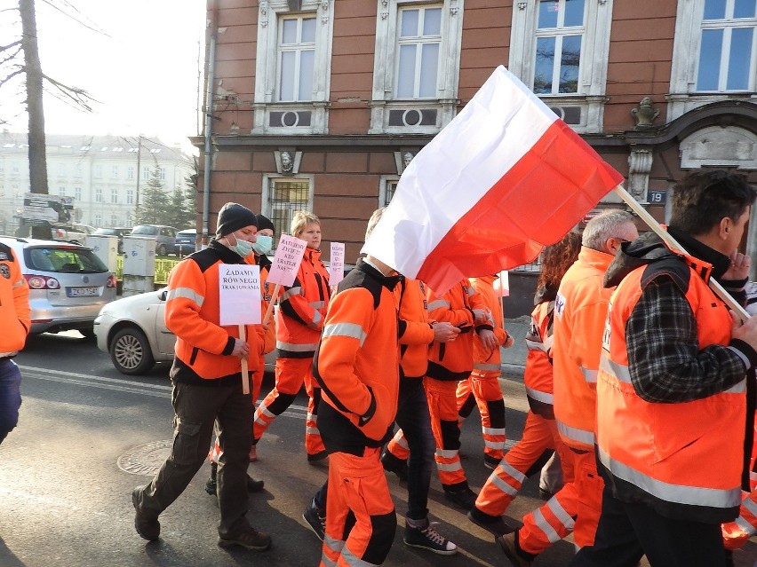 Zdesperowani pracownicy pogotowia wyszli na ulice. Chcą 700 zł podwyżki [WIDEO]