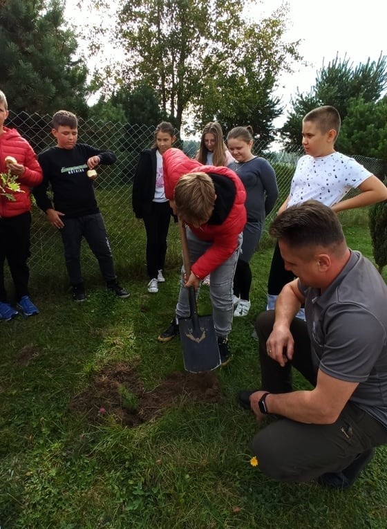 Uczniowie ze szkoły w Miedzierzy też wzięli udział w ogólnopolskiej akcji sadzenia drzew. Zobacz zdjęcia 