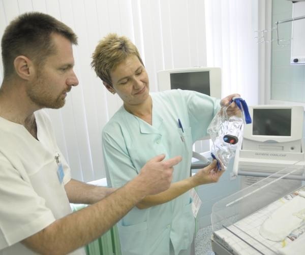 Czepek do ochładzania mózgu noworodków pokazują lekarze z OIOM dla dzieci: Wojciech Walas i Beata Wawrzyniak.