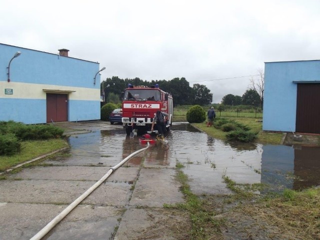 Strażacy pompują deszczówkę z posesji w Dabrówce Zabłotniej, na której jest ujęcie wody dla całej gminy Kowala.