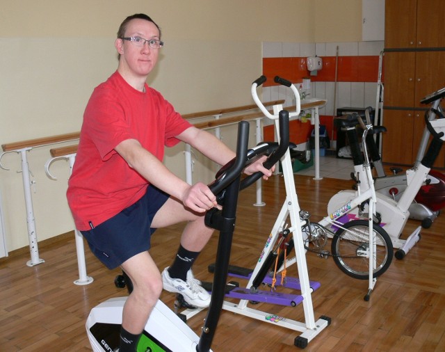 Ze stacjonarnego roweru rehabilitacyjnego, jaki został kupiony dzięki pomocy Stowarzyszenia Złota Siarka cieszy się Paweł, który lubi na nim ćwiczyć.