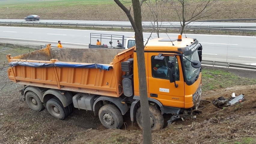 Kierowca ciężarówki wjechał na 129. kilometrze autostrady A4...