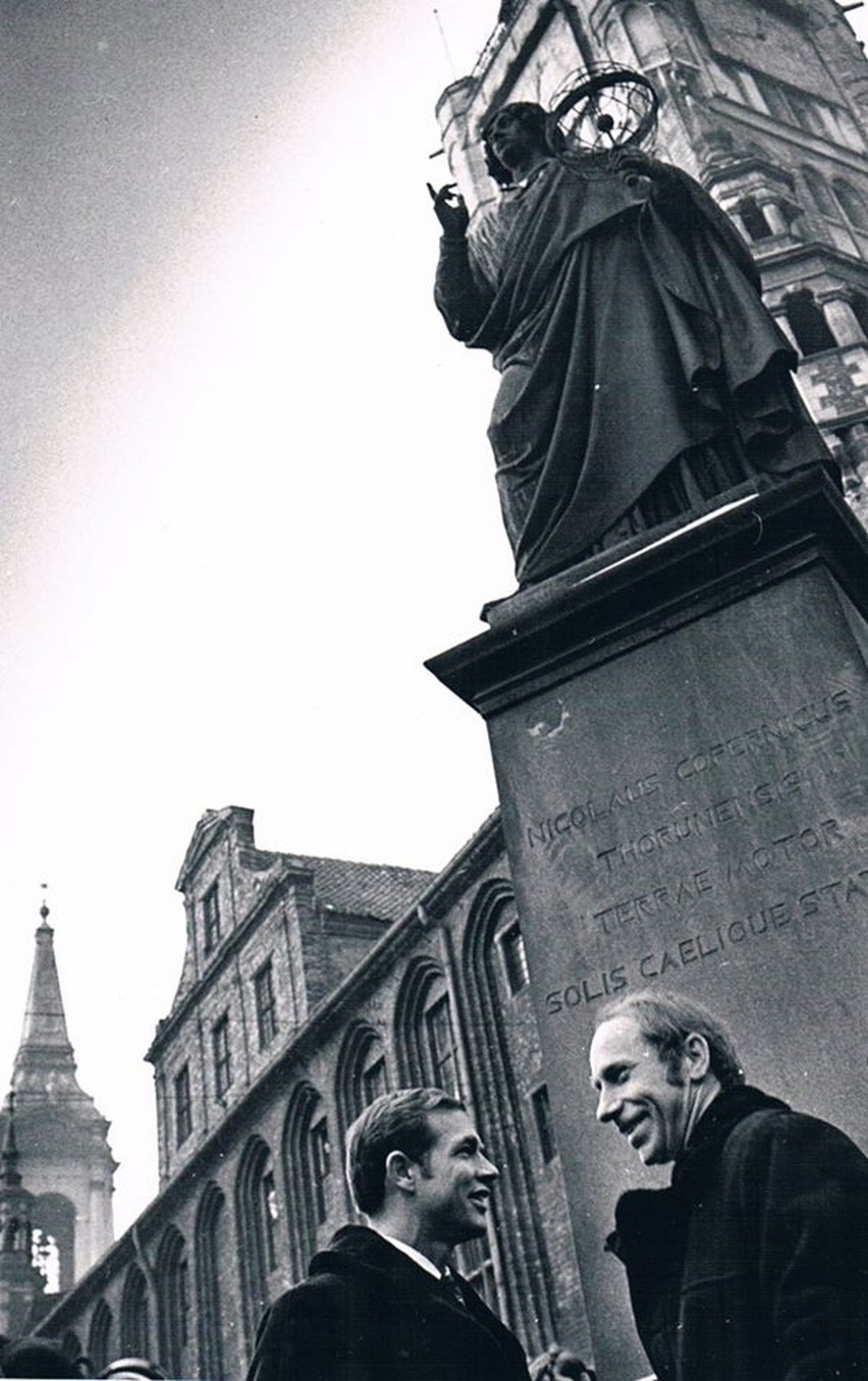 Od lewej: David Scott i Alfred Worden przed pomnikiem...