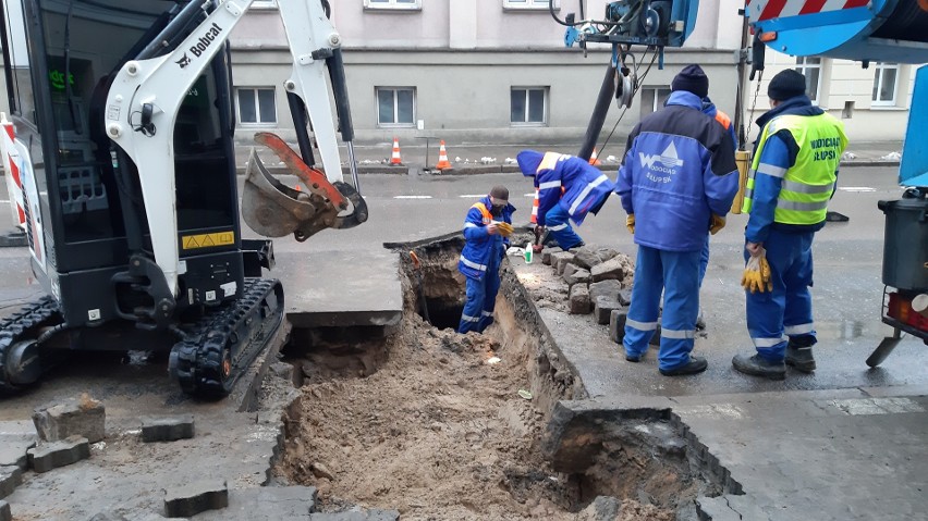 Awaria wodociągu na ul. Armii Krajowej w Słupsku. Kilka domów bez wody [ZDJĘCIA]