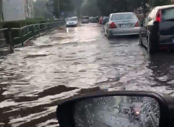 Grzmoty i ulewny deszcz obudziły dzisiaj mieszkańców aglomeracji. W wielu miastach mieliśmy do czynienia wręcz z oberwaniem chmury. Choć burza nie trwała długo, zostawiła po sobie ślad. Jak donoszą mieszkańcy Rudy Śląskiej, intensywny deszcz niemal całkowicie zalał ulicę Solidarności w dzielnicy Halemba.