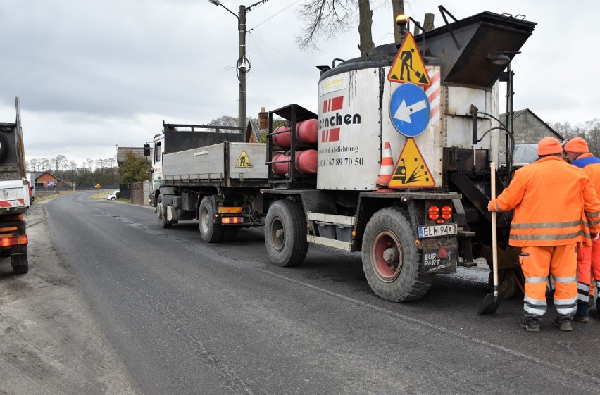 Łatanie dziur na drogach w powiecie zgierskim