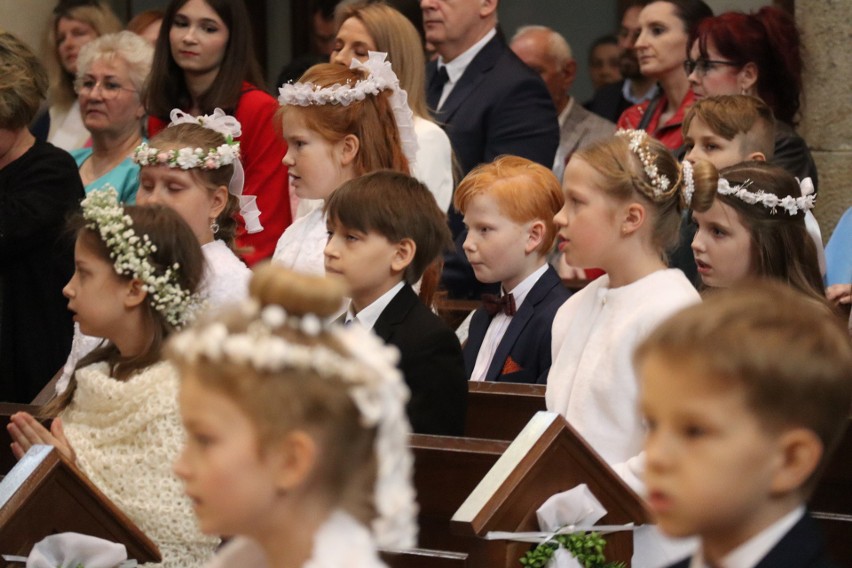 Pierwszą Komunię Świętą przyjmowały dzieci ze Szkoły...