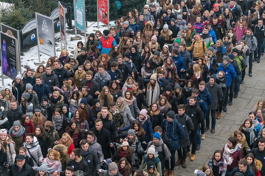 Jubileuszowy Polonez sądeckich maturzystów przed ratuszem